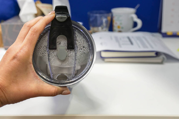 Nahaufnahme Frau halten Vakuumglas mit beleuchteten auf der Oberseite für Getränke - Foto, Bild