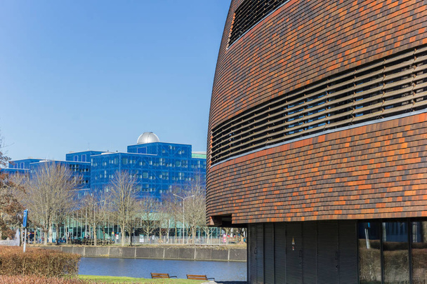 Edifício Smitsborg no campus universitário de Zernike em Groningen
 - Foto, Imagem
