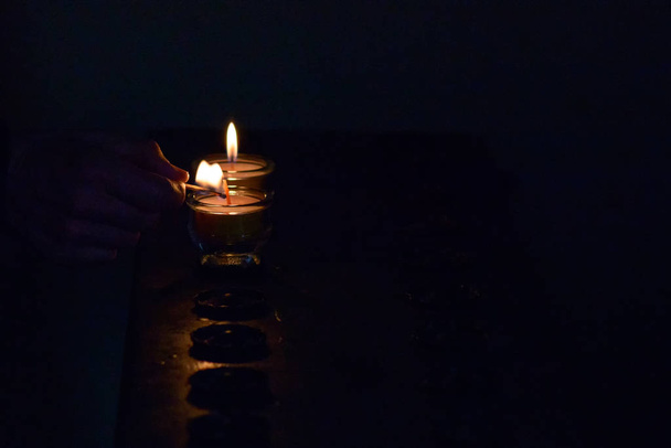 Зажигание свечи в церкви
 - Фото, изображение