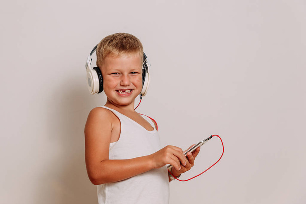 smiling child in large white headphones - Foto, immagini