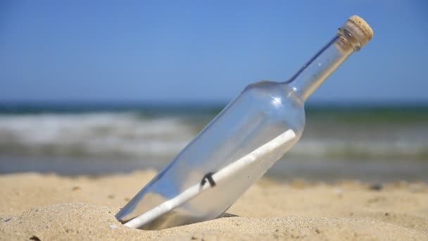 Garrafa com uma carta na areia na praia
 - Filmagem, Vídeo