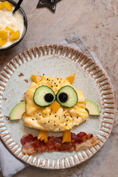 Owl omelette for kids breakfast - Valokuva, kuva