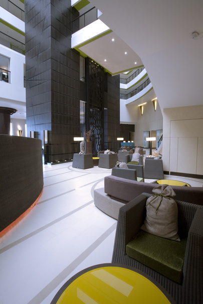 Vue panoramique du bel intérieur moderne et élégant du centre d'affaires
 - Photo, image