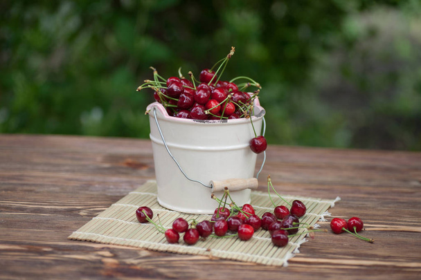 čerstvé třešně v misce - Fotografie, Obrázek