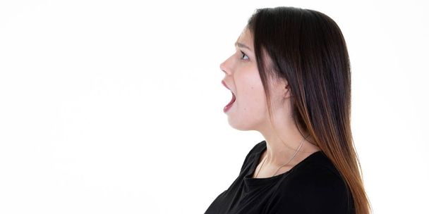 Lähikuva sivukuva profiili muotokuva nuori nainen puhuu huutaa suu auki
 - Valokuva, kuva