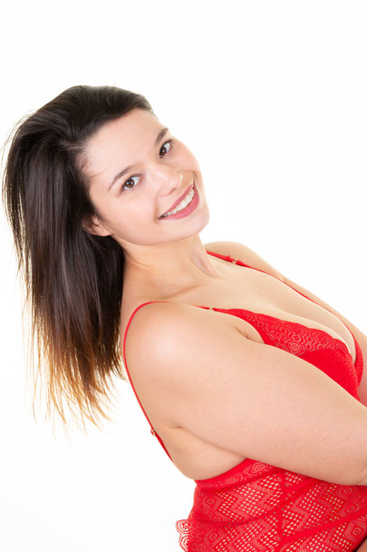 молода брюнетка сексуальна жінка довге волосся в червоній білизні
 - Фото, зображення