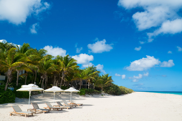 leżaki i parasol na tropikalnej plaży - Zdjęcie, obraz