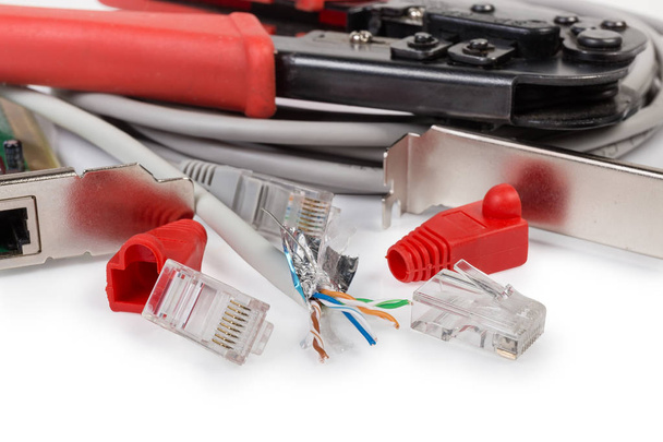 Twisted-Pair-Kabel und Stecker gegen Netzwerkkomponenten, Crimpwerkzeug - Foto, Bild