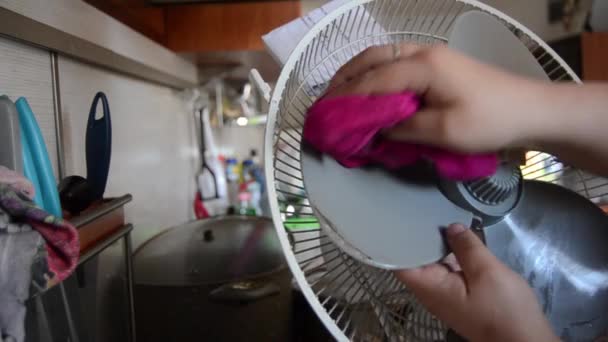 Mujer limpieza casa ventilador de enfriamiento de aire y mostrando tela sucia
 - Imágenes, Vídeo