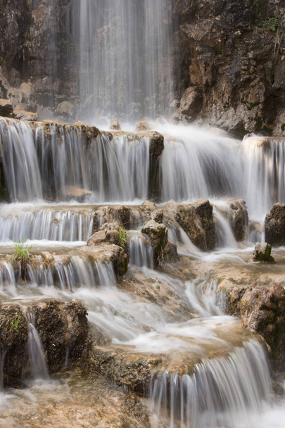 Água da cachoeira sobre as pedras efeito de água caindo do topo
 - Foto, Imagem