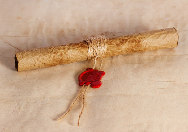 Papír régi, ősi papirusztekerccsel, boríték viasz pecsét és penna toll - Fotó, kép