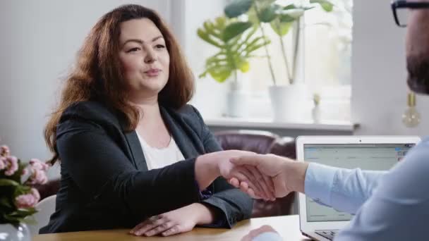 Plus size woman attending job interview - Video, Çekim