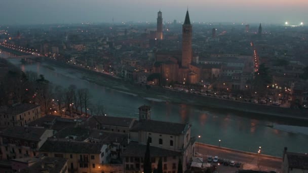 Adige nehri üzerindeki Verona'nın panoramik manzarası, Veneto region, İtalya - Video, Çekim