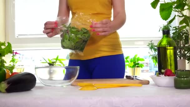 Mujer embarazada preparar ensalada de hojas de remolacha en la mesa de la cocina
 - Imágenes, Vídeo