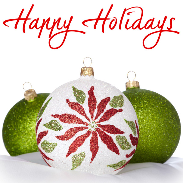 Adornos de Navidad blancos, verdes y rojos en fondo blanco
 - Foto, imagen