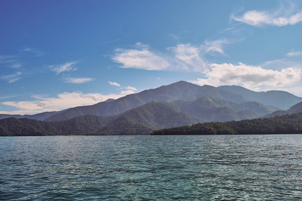 wunderschöne Naturlandschaften des Sonnenmondsees mit den umliegenden Bergen sind der Höhepunkt an diesem ausgedehnten See bei Yuchi, Nantou in Taiwan. - Foto, Bild