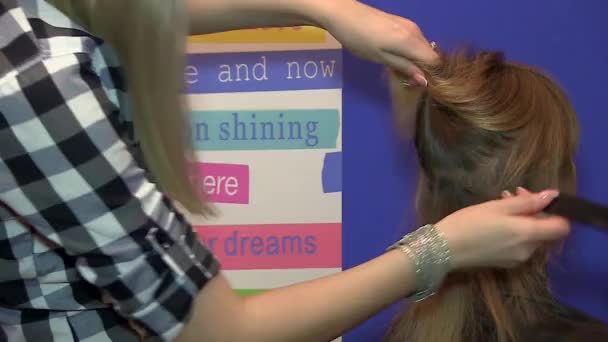Keratin Hair kiterjesztések. Szőke. lány - Felvétel, videó