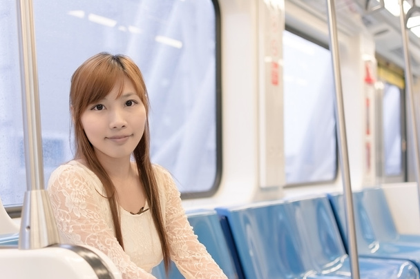 Beauté asiatique dans les voitures MRT
 - Photo, image