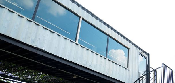 Moderne metalen gebouw gemaakt van verzending huis containers en blauwe hemelachtergrond . - Foto, afbeelding