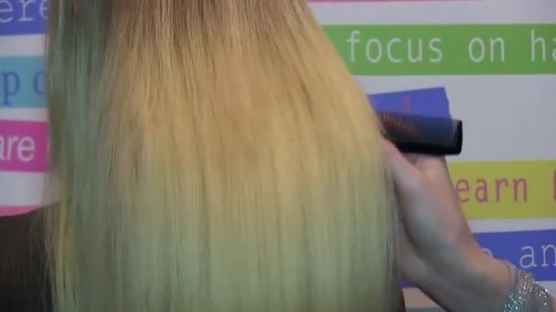 Keratin Haarverlängerungen. Blondine. Mädchen - Filmmaterial, Video