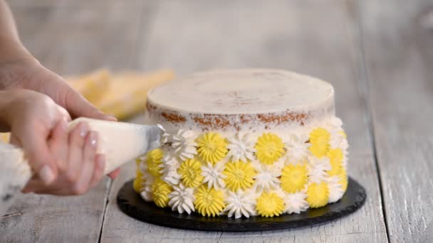 Gâteau décoratif chef ou boulanger à la crème fouettée
. - Séquence, vidéo