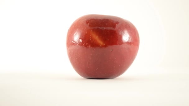 rotierender Apfel gegen weißen - Dolly links - Filmmaterial, Video