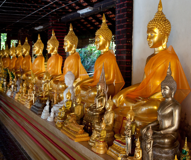 Golden Buddha statue. - Foto, immagini