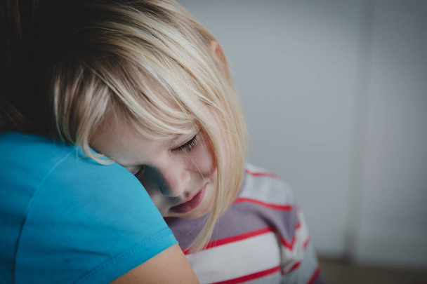 triest huilende kleine moeder van meisje knuffelen, ouderschap - Foto, afbeelding