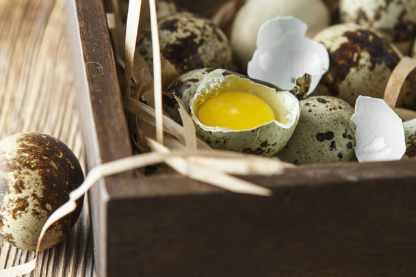 Uova di quaglia. Composizione piatta deporre con piccole uova di quaglia nel wo
 - Foto, immagini