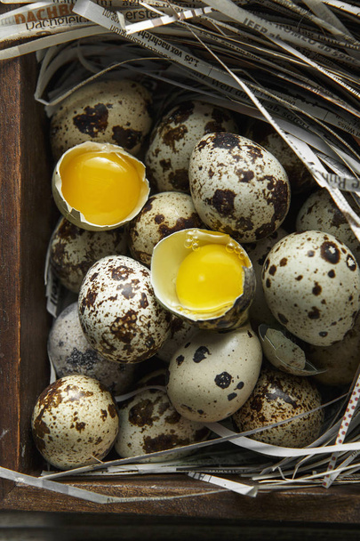 Viiriäisen munia. Tasainen lay koostumus pieniä viiriäisen munia na
 - Valokuva, kuva