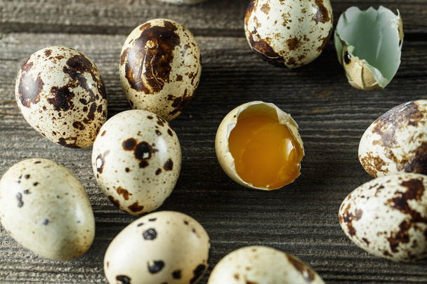 Uova di quaglia. Composizione piatta deporre con piccole uova di quaglia sul na
 - Foto, immagini