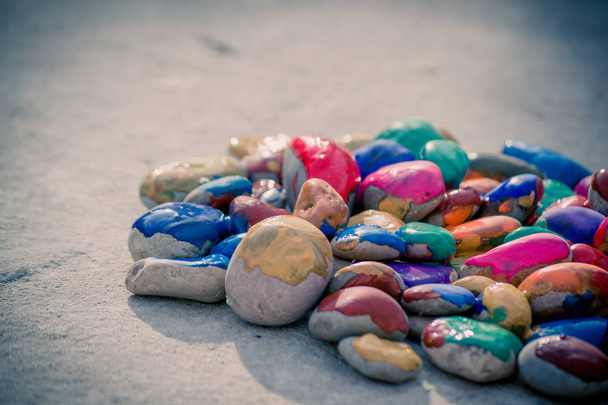 kamienie o gładkiej powierzchni pomalowanej kolorowej farby - Zdjęcie, obraz