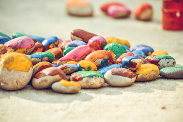 pedras com uma superfície lisa pintada de tinta colorida
 - Foto, Imagem
