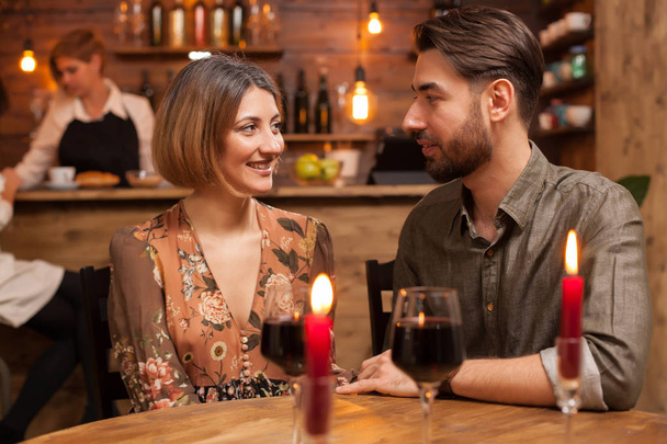 Couple élégant sur un rendez-vous romantique regardant profondément dans les yeux de l'autre
 - Photo, image