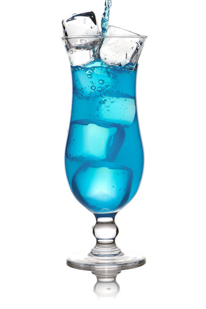 Pouring Blue Curacao cocktail in glass - Foto, immagini
