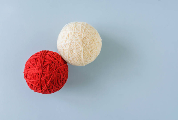 Balle de laine rouge et blanche pour tricot
 - Photo, image