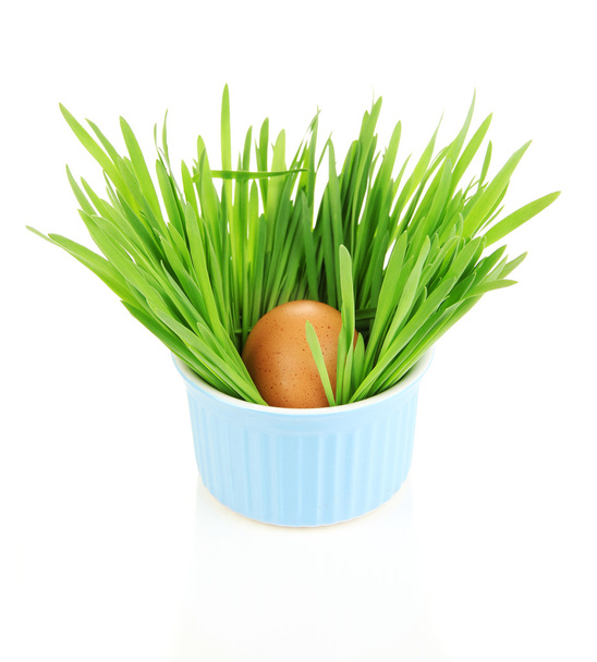 Easter egg in bowl with grass on table isolated on white - Foto, Imagem