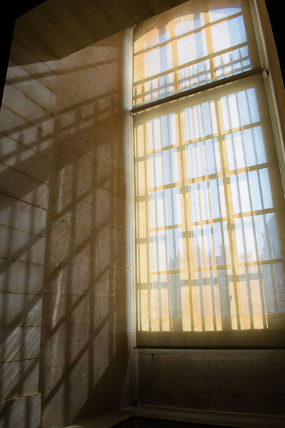 Ablak árnyéka a falon a Louvre kastélyban - Fotó, kép