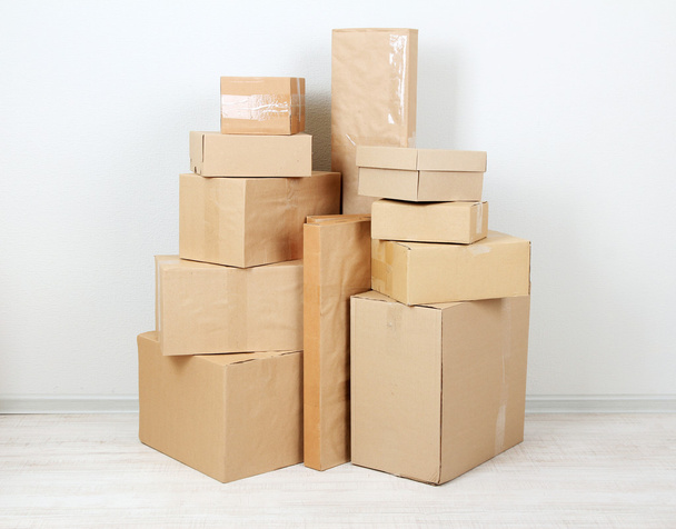 Different cardboard boxes in room - Foto, imagen