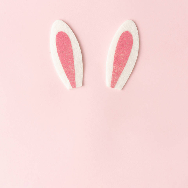 Orecchie di coniglio su sfondo rosa pastello. Buona Pasqua concetto minimo
  - Foto, immagini