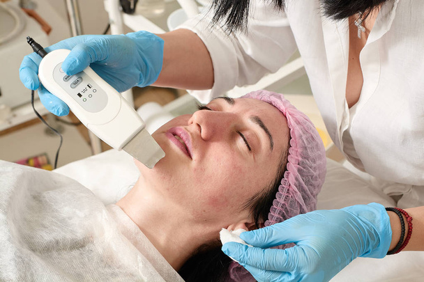 Nuori nainen kauneushoitola tekee ultraääni kuorinta ja kasvojen puhdistus menettely
. - Valokuva, kuva