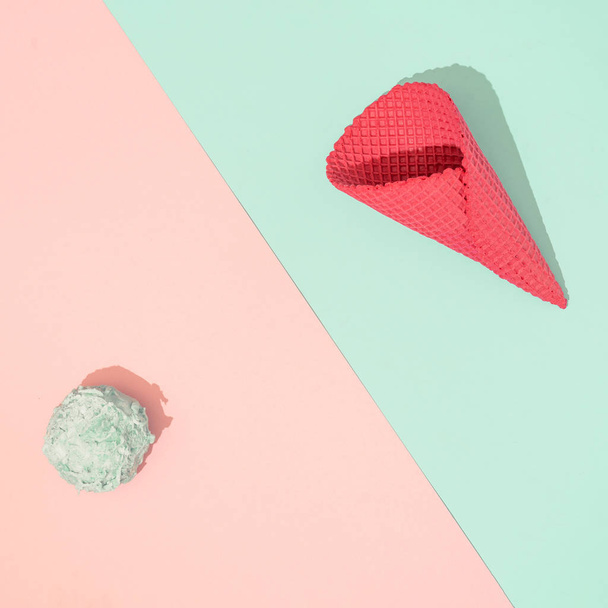cucharada de helado con cono sobre fondo rosa pastel y azul. Concepto mínimo de comida de verano
  - Foto, Imagen