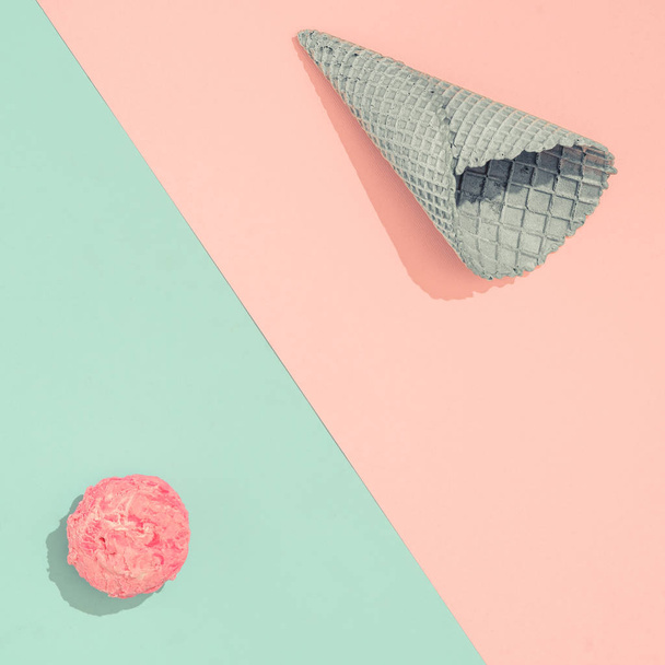cucharada de helado con cono sobre fondo rosa pastel y azul. Concepto mínimo de comida de verano
  - Foto, Imagen