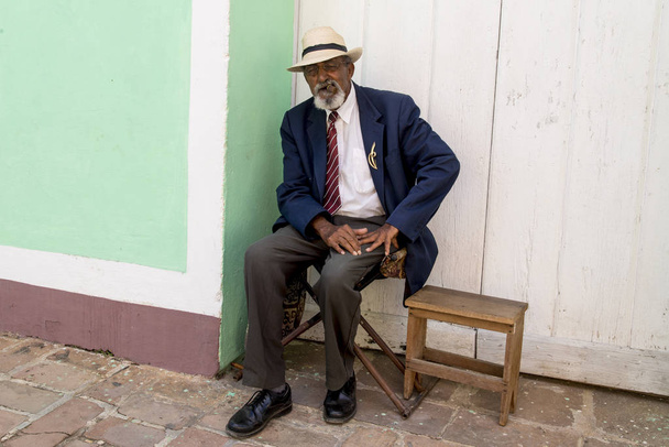Ηλικιωμένος άνθρωπος κάπνισμα πούρο-Τρινιντάντ Κούβα - Φωτογραφία, εικόνα