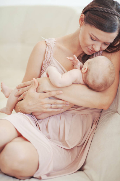 Portret van een moeder met haar pasgeboren baby - Foto, afbeelding