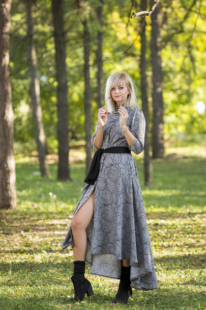 Style de mode portrait de magnifique belle femme posant dans le parc vert d'été
 - Photo, image