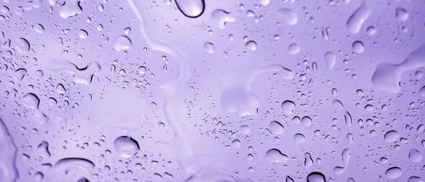Imagen Dentro de gotas de lluvia de agua en vidrio de ventana del coche
  - Foto, imagen