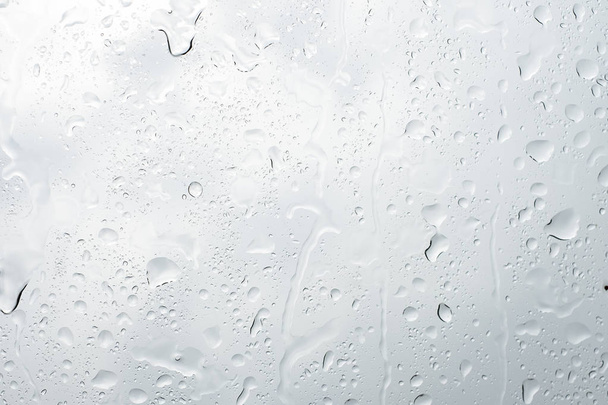 Картина Всередині водяного дощу падає на скло вікна автомобіля
  - Фото, зображення