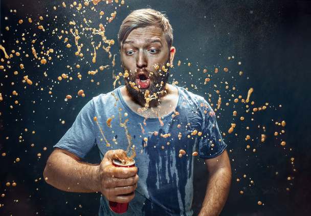 Man drinking a cola and enjoying the spray. - Foto, afbeelding