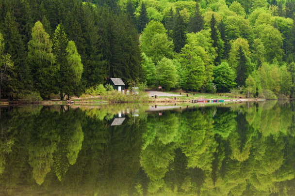 Lac Sainte-Ana en Roumanie - Maison sur un lac avec des reflets dans
 - Photo, image